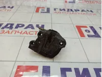 Замок багажника нижний левый Toyota Land Cruiser (J100) 69390-60040