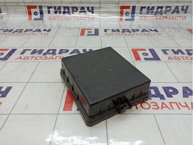 Крышка блока предохранителей Toyota Land Cruiser (J100) 82677-60011