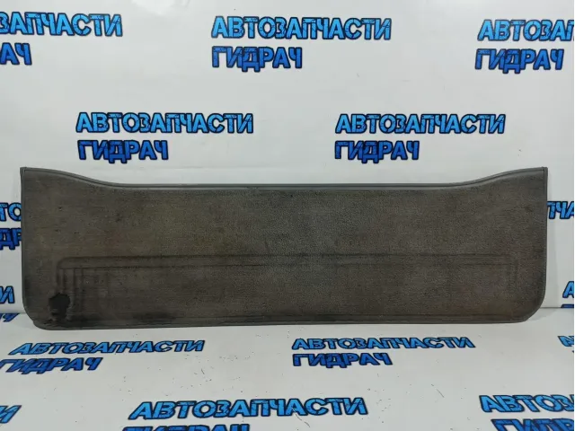 Обшивка нижней двери багажника Toyota Land Cruiser 100 64780-60190. Дефект.