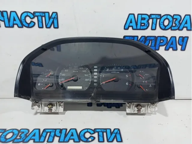 Панель приборов Toyota Land Cruiser 100 83800-6B221. Дефект.