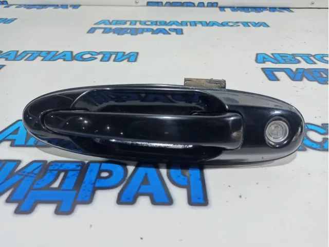 Ручка двери передней наружная левая Toyota Land Cruiser 100 69220-60070. Сломаны закладные.