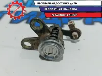 Вставка замка двери правой Toyota Land Cruiser 100 69051-60200.