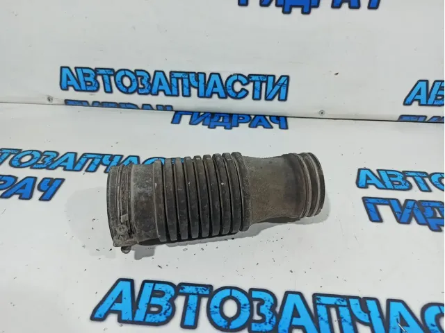 Патрубок воздушного фильтра Toyota Land Cruiser 100 17881-17060.