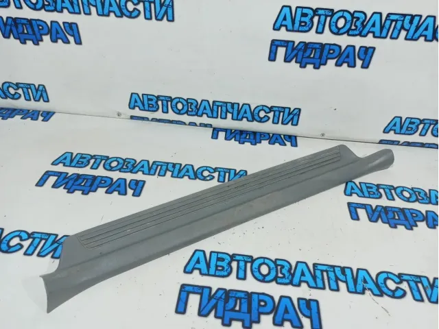 Накладка порога передняя правая Toyota Land Cruiser 100 67913-60040.