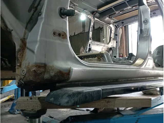 Порог со стойкой левый Toyota Land Cruiser (J100)