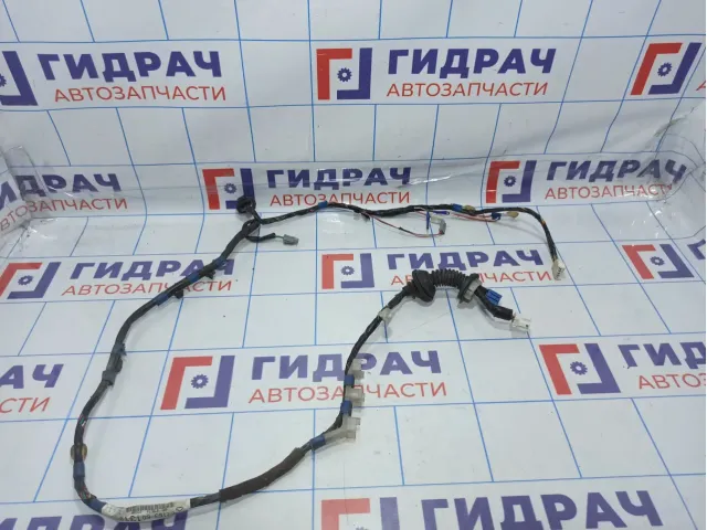 Проводка двери задней правой Toyota Land Cruiser (J100) 82153-60131