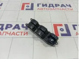 Блок управления стеклоподъемниками Toyota Land Cruiser 8482060110