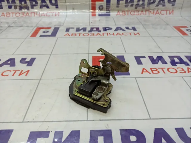 Замок багажника нижний левый Toyota Land Cruiser 6939060040