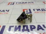 Замок багажника нижний левый Toyota Land Cruiser 6939060040