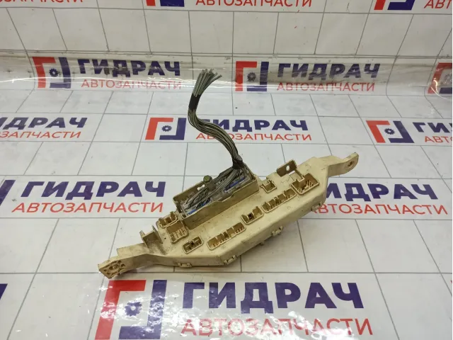 Блок предохранителей Toyota Land Cruiser 8273160030