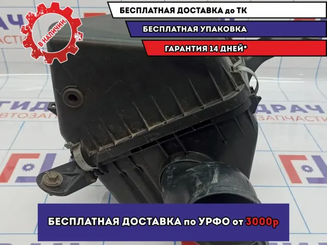 Корпус воздушного фильтра Toyota Land Cruiser Prado (90) 177000C010. Сломано крепление.