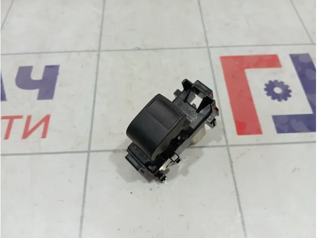 Кнопка стеклоподъемника Toyota RAV4 (XA40) 84810-52030