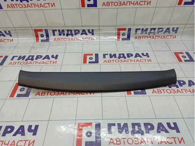 Обшивка двери багажника центральная Toyota RAV4 (XA40) 67939-42040-C0