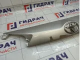 Накладка двери багажника Toyota RAV4 (XA40) 76801-42230
