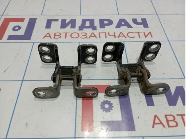 Петли двери багажника Toyota RAV4 (XA30) 68801-42050