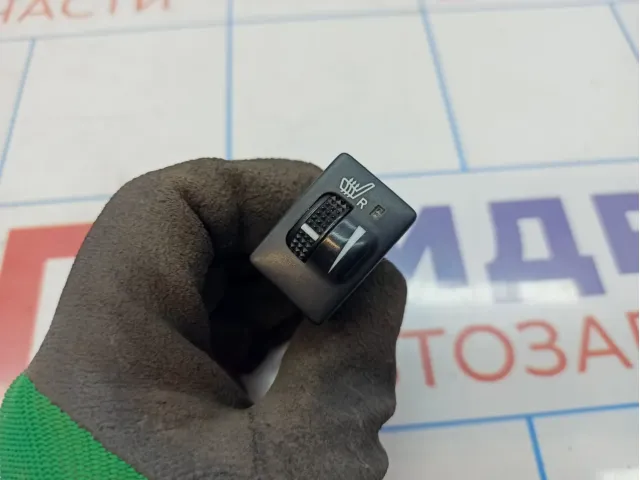 Кнопка обогрева переднего правого сиденья Toyota Tundra (XK50) 84751-0C040