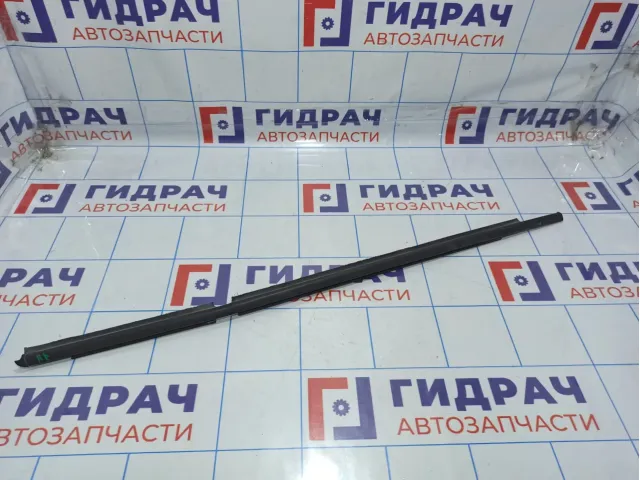 Накладка стекла заднего правого Toyota Yaris (XP90) 68180-0D050