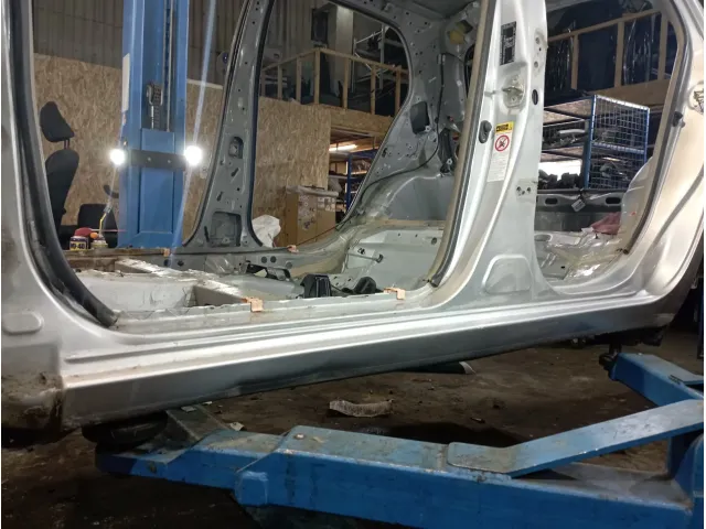 Порог со стойкой левый Toyota Yaris (XP90)