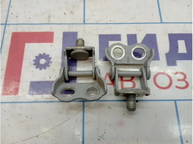 Петли двери багажника Toyota Yaris (XP90) 68801-0D020