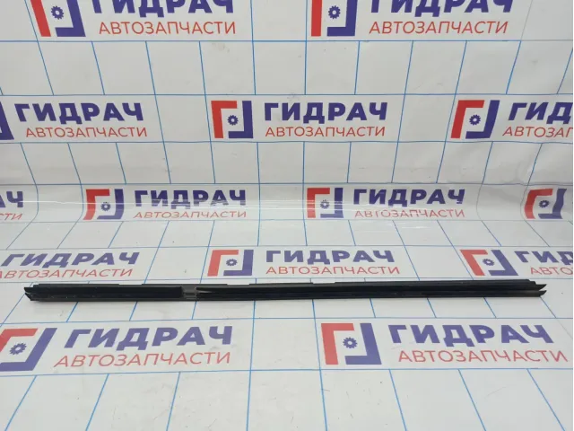 Уплотнитель стекла двери заднего правого внутренний Volkswagen Golf Plus (Mk5) 5M0839480B5AP.