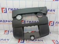 Накладка двигателя Volkswagen Golf Plus (Mk5) 06A103925CH. Царапины.
