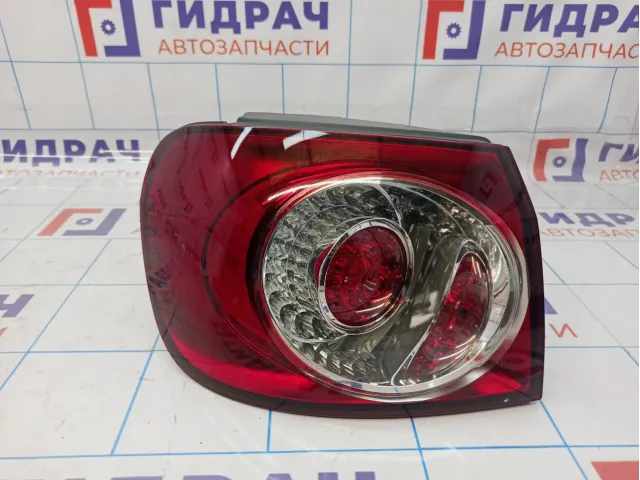 Фонарь задний наружный левый Volkswagen Golf Plus (Mk5) 5M0945095S. Мелкие царапины.