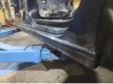 Порог со стойкой левый Volkswagen  Polo Sedan (Mk5) . Дефект. Вмятина.