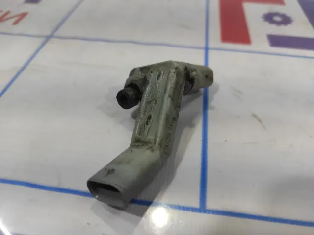 Датчик положения коленвала Volkswagen Polo Sedan (Mk5) 04C906433A.