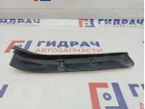Канал для кабеля левый Volkswagen Touareg 7L6971341AP. На крышку багажника. Потертость.