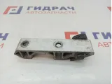Кронштейн крепления переднего стабилизатора Volkswagen Touareg 7L0411063B.