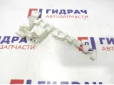 Кронштейн правый Volkswagen Touareg 7L0880676. На обшивку стойки.
