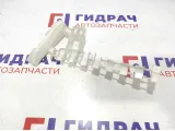 Кронштейн правый Volkswagen Touareg 7L0880676. На обшивку стойки.