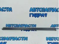 Уплотнитель стекла передней правой двери Volkswagen Tiguan 5N08374805AP.