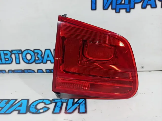 Фонарь задний внутренний левый Volkswagen Tiguan 5N0945093G.