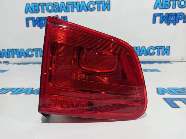 Фонарь задний внутренний левый Volkswagen Tiguan 5N0945093G.