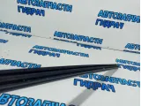 Уплотнитель стекла передний правый Volkswagen Tiguan 5N08374805AP.