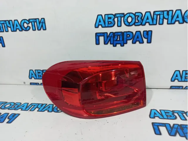 Фонарь задний наружный левый Volkswagen Tiguan 5N0945095Q.
