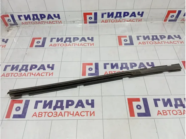 Уплотнитель стекла заднего правого Volkswagen Golf (Mk4) 1J6839472DB41