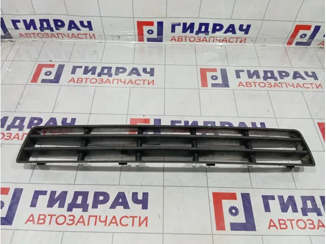 Решетка в бампер центральная Volkswagen Golf (Mk4) 1J0853677D