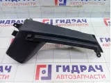 Кронштейн полки багажника правый Volkswagen Golf 1K6867762