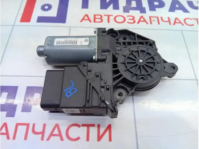 Моторчик стеклоподъемника заднего левого Volkswagen Golf 5K0959703E