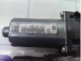 Моторчик стеклоподъемника заднего левого Volkswagen Golf 5K0959703E