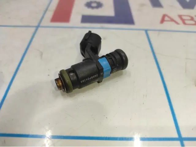 Форсунка инжекторная электрическая Volkswagen Jetta (A6) 03C906031A.