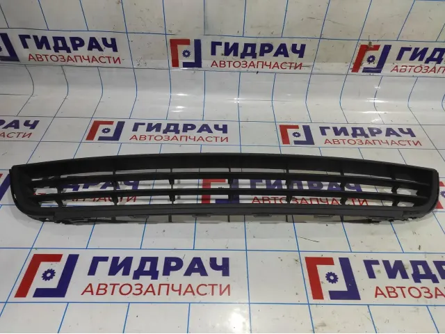 Решетка в бампер центральная Volkswagen Jetta (A6) 5C6853677.