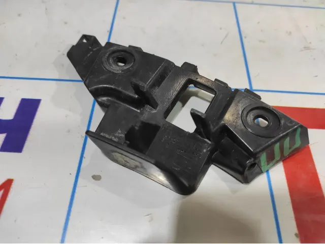Направляющая переднего бампера правая Volkswagen Jetta (A6) 5C6807184.