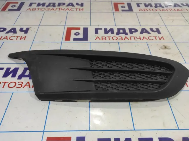 Решетка в бампер правая Volkswagen Jetta (A6) 5C6853666.