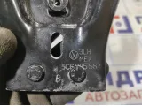 Кронштейн замка капота Volkswagen Jetta (A6) 5C6805567.