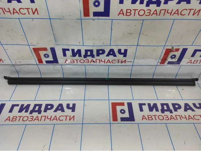 Уплотнитель стекла двери передней левой Volkswagen Jetta (A6) 5C68374795AP.