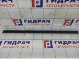 Уплотнитель стекла двери передней левой Volkswagen Jetta (A6) 5C68374795AP.