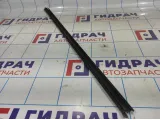 Уплотнитель стекла двери передней левой Volkswagen Jetta (A6) 5C68374795AP.